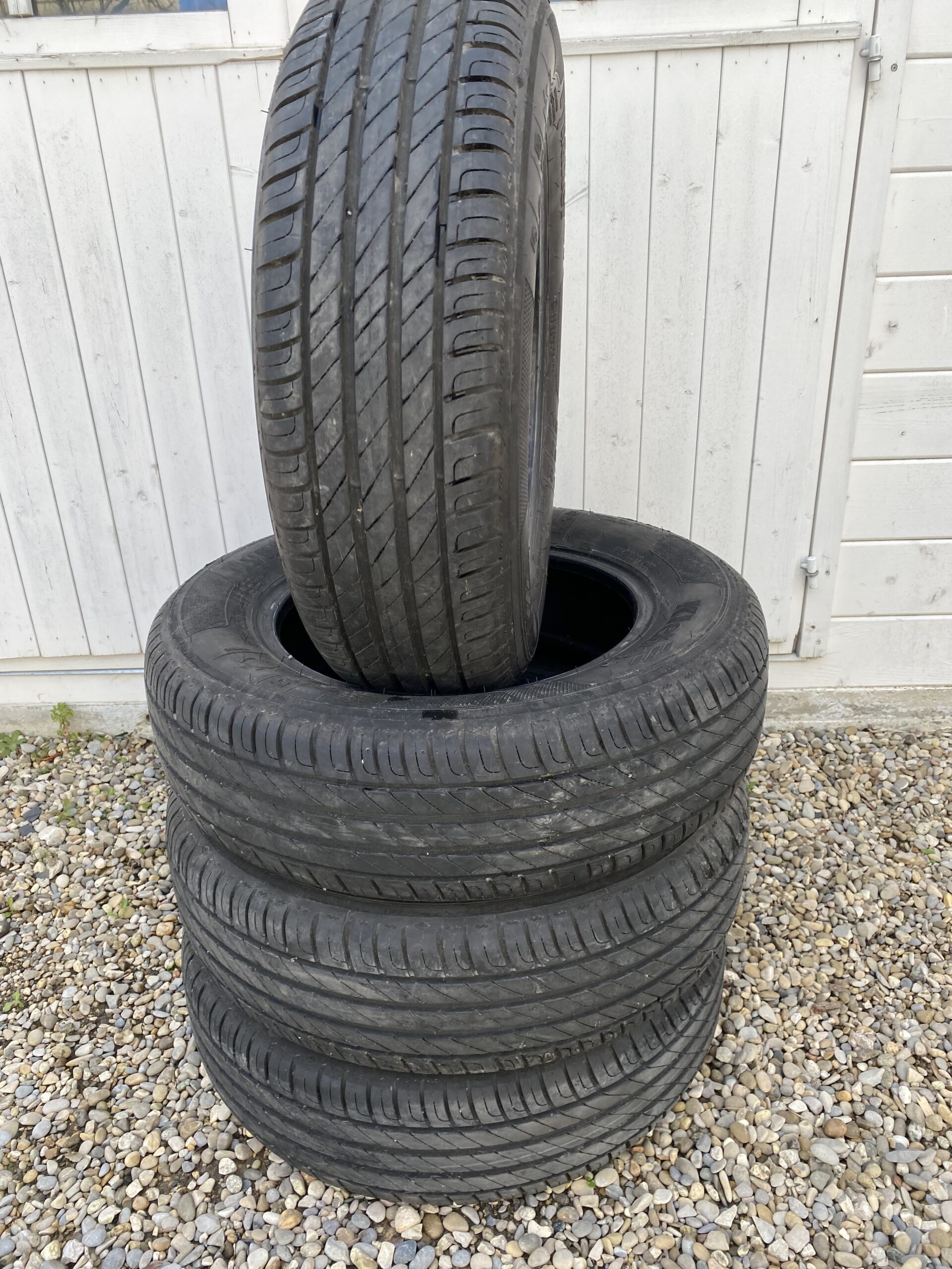 VEND 4pneus kleber Dynaxer