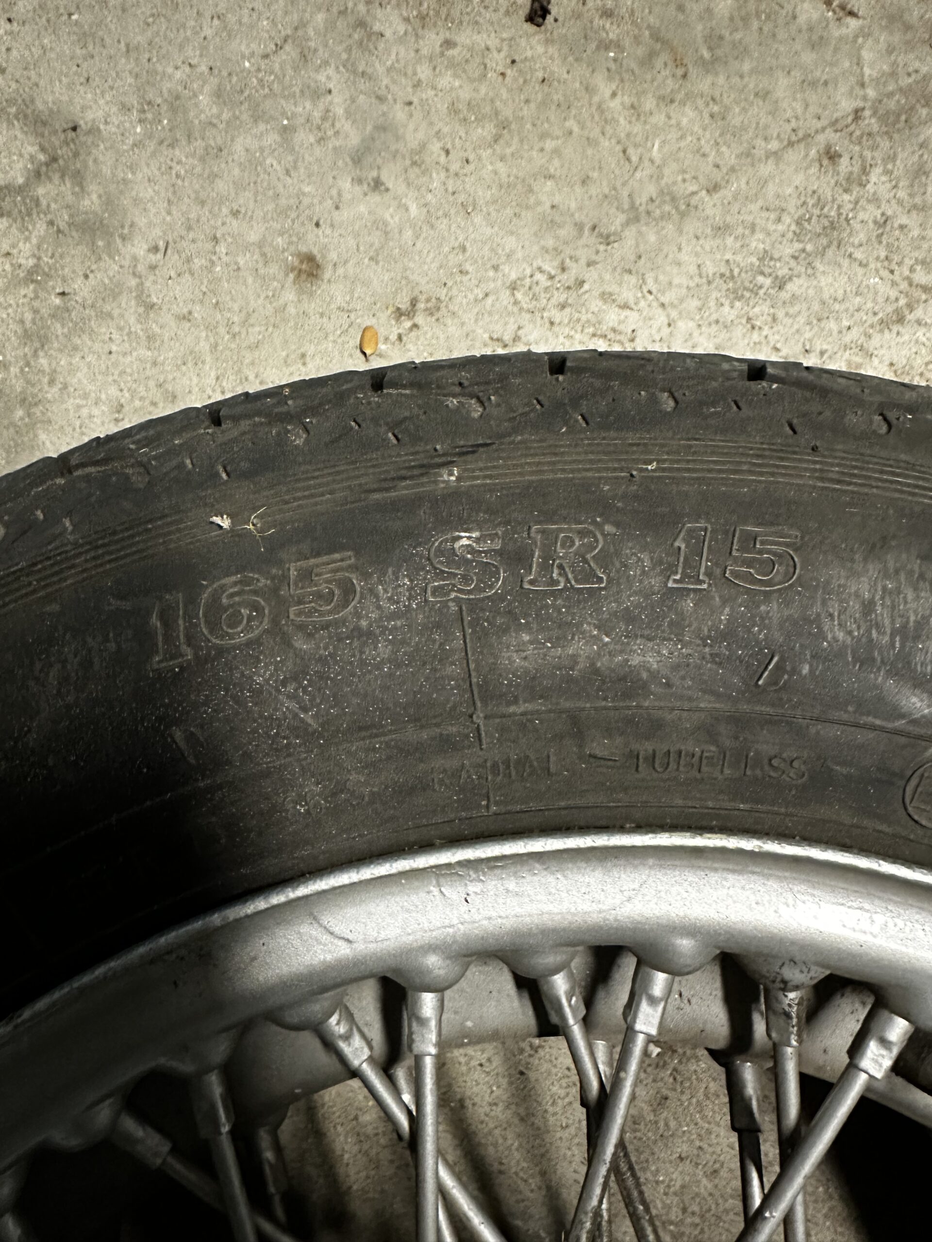 Vends 4 jantes à Fils 15″ pour TR3