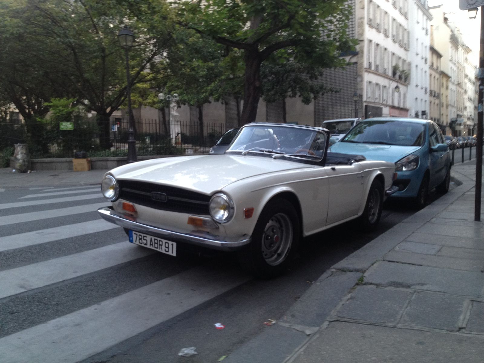 Pour rachat éventuel, recherche l&rsquo;ancienne TR6 de mon oncle : blanche, n° de châssis ICP25378LP , mise en circulation 16 juillet 1969