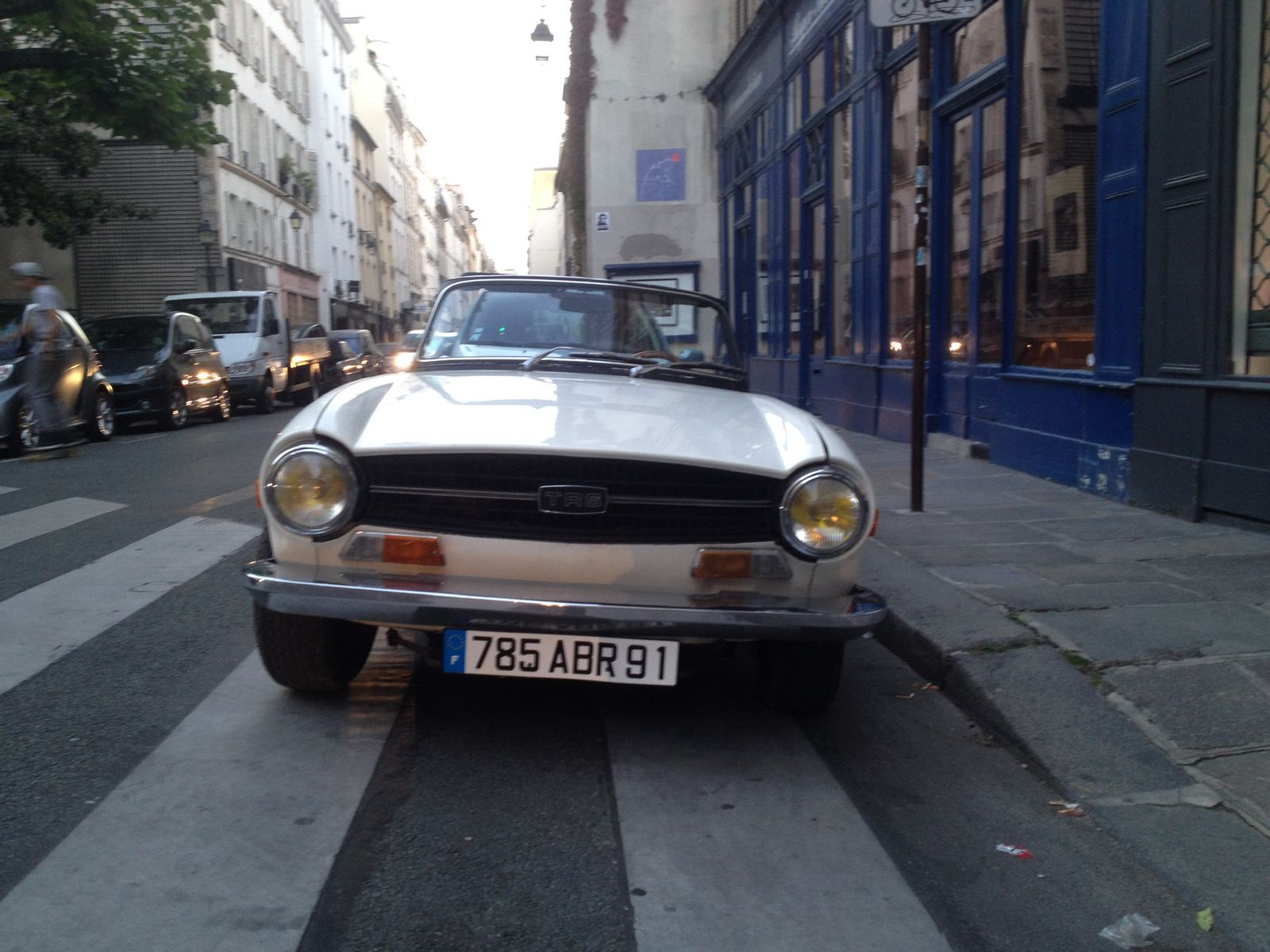 Pour rachat éventuel, recherche l&rsquo;ancienne TR6 de mon oncle : blanche, n° de châssis ICP25378LP , mise en circulation 16 juillet 1969