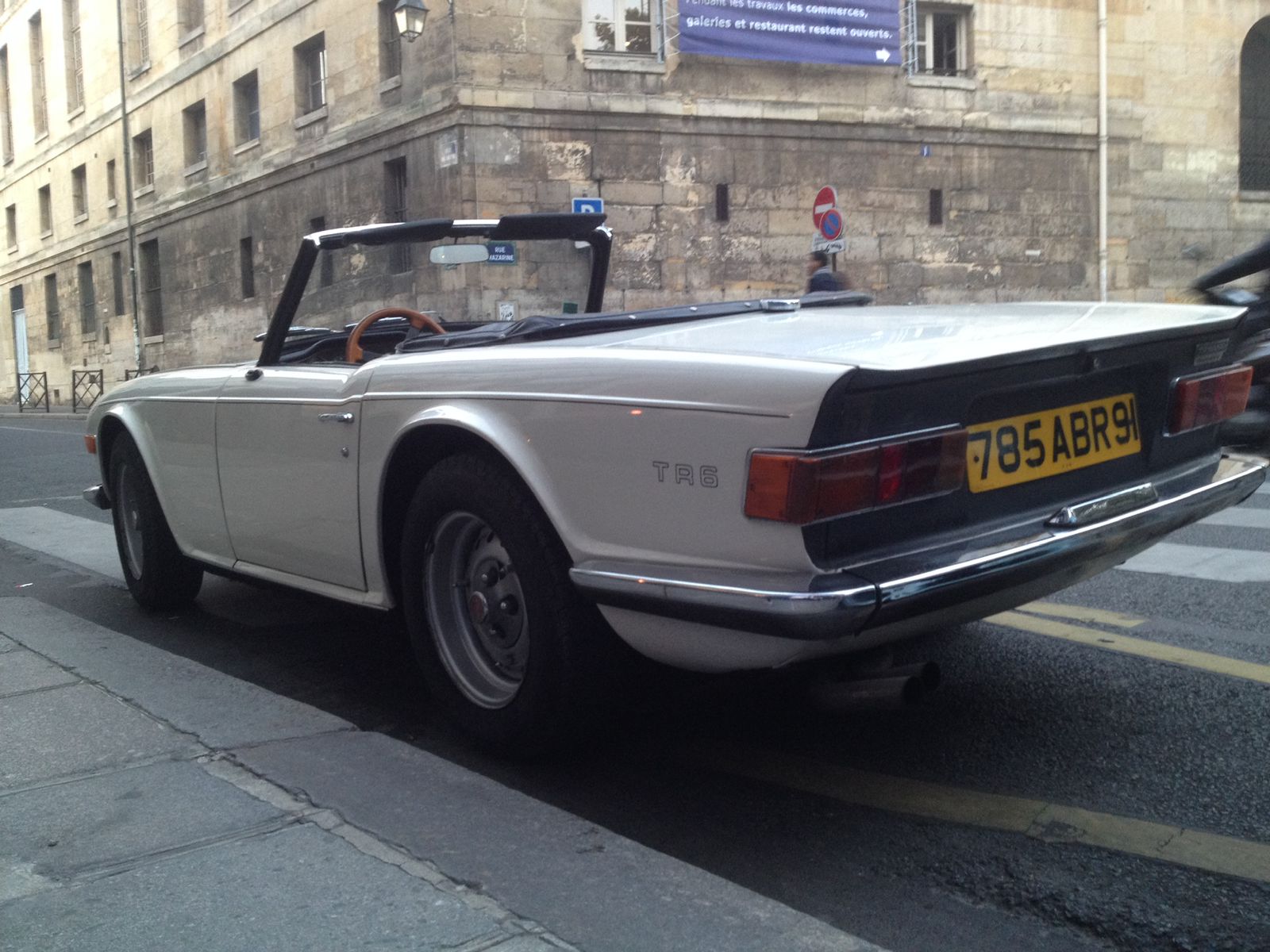 Pour rachat éventuel, recherche l&rsquo;ancienne TR6 de mon oncle : blanche, n° de châssis ICP25378LP , mise en circulation 16 juillet 1969