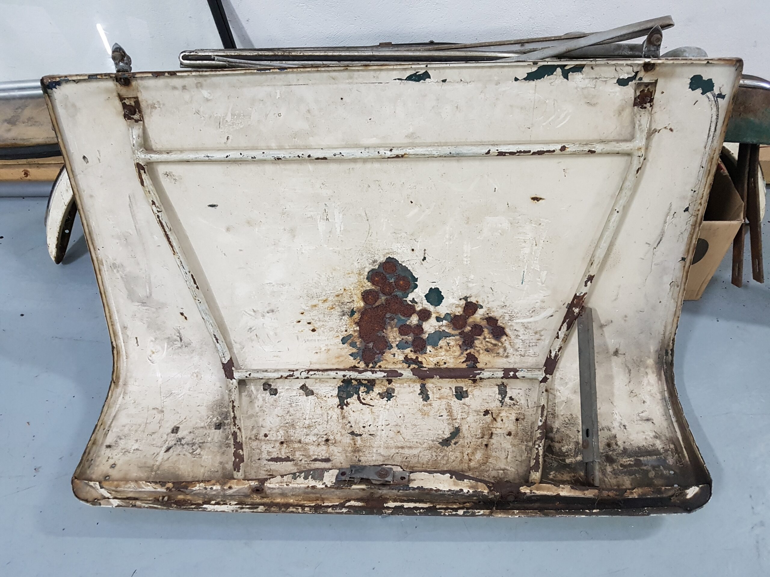 Capot de coffre TR4 avec raidisseur, verrou, retenue.