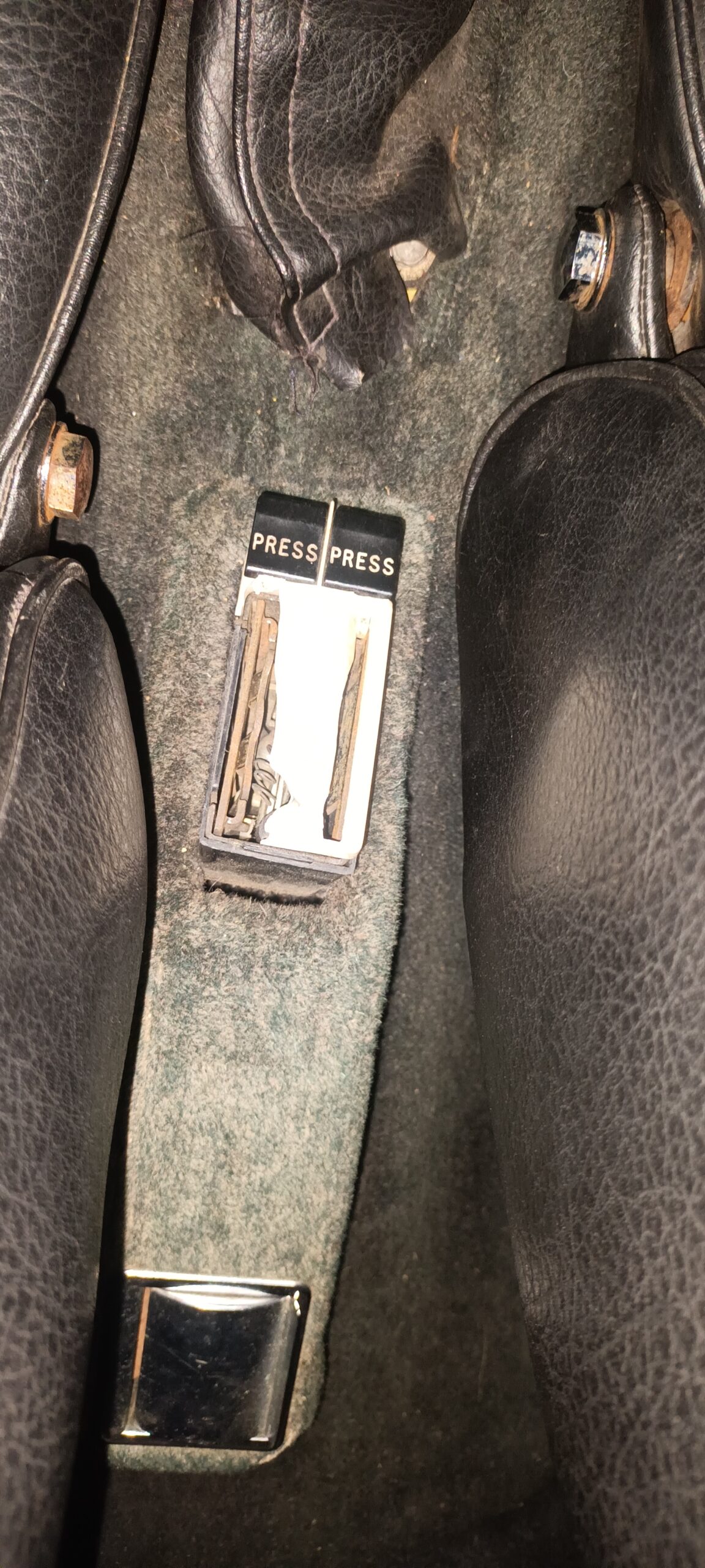 Recherche systeme d&rsquo;attache des ceintures avant pour Triumph Stag