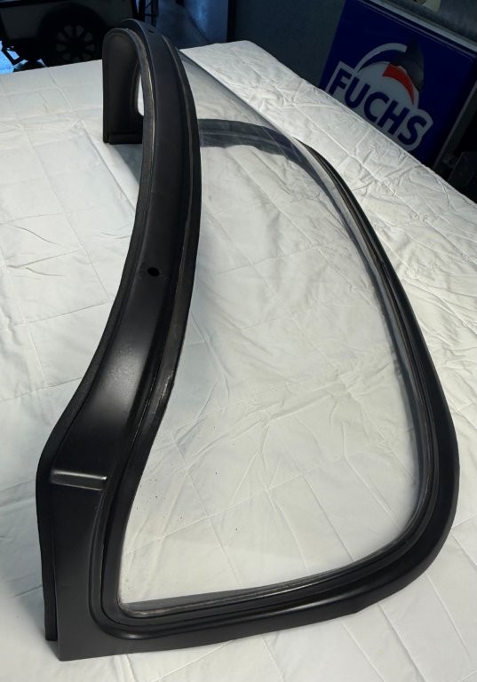 vends une lunette arrière vitrée type Surrey, compatible Triumph TR4, TR5, TR250 et TR6