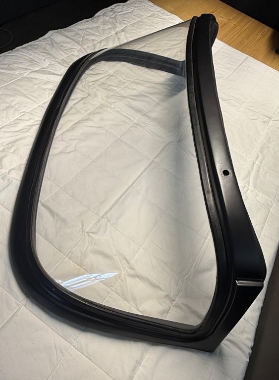 vends une lunette arrière vitrée type Surrey, compatible Triumph TR4, TR5, TR250 et TR6