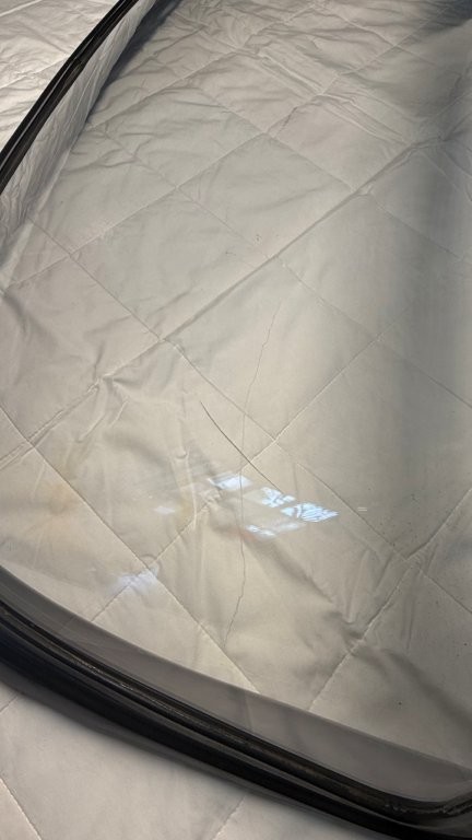 vends une lunette arrière vitrée type Surrey, compatible Triumph TR4, TR5, TR250 et TR6