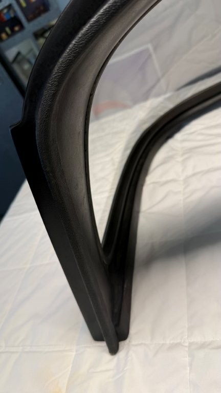 vends une lunette arrière vitrée type Surrey, compatible Triumph TR4, TR5, TR250 et TR6