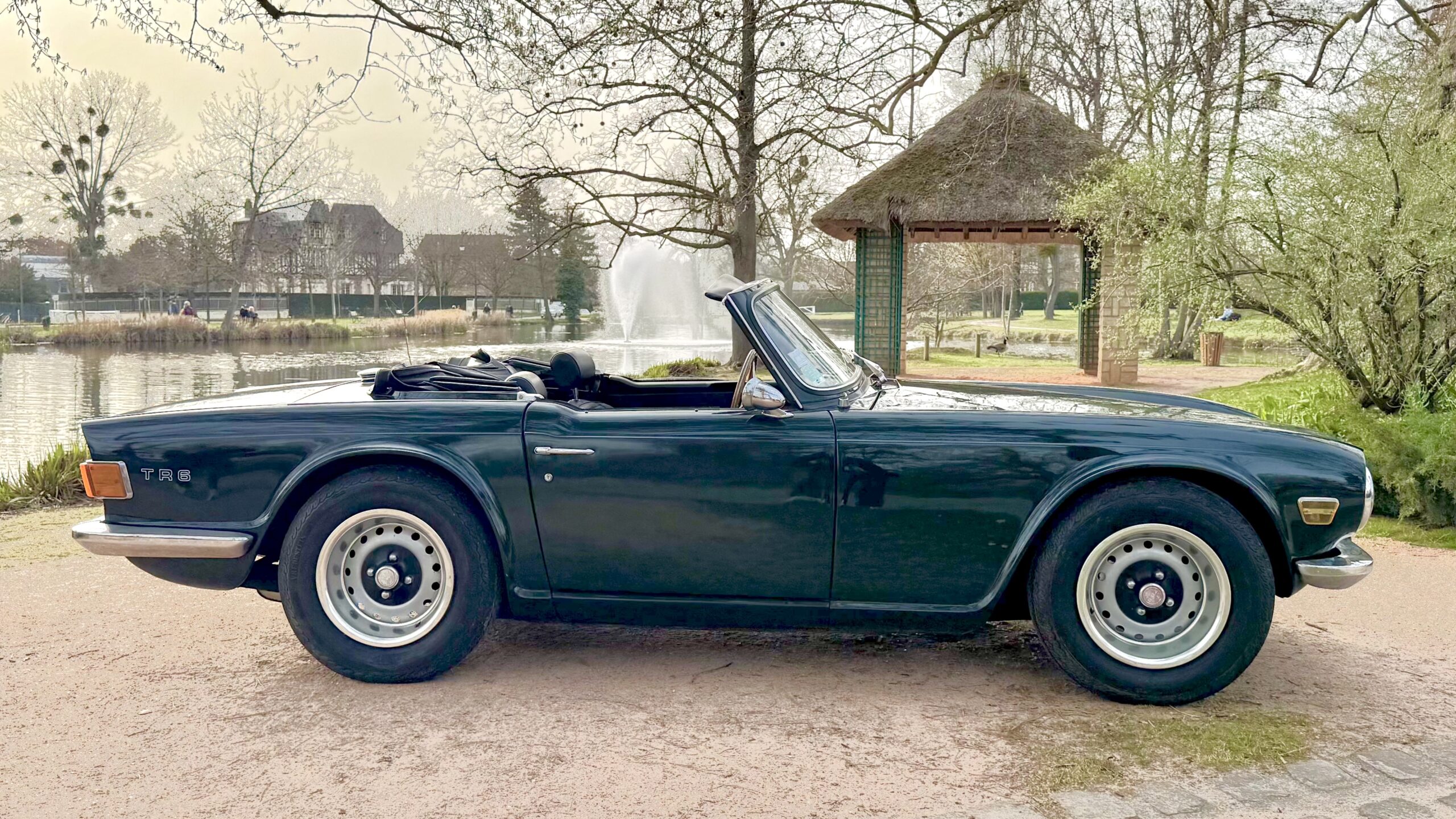 Triumph TR6 vert anglais avec Overdrive de 1969.