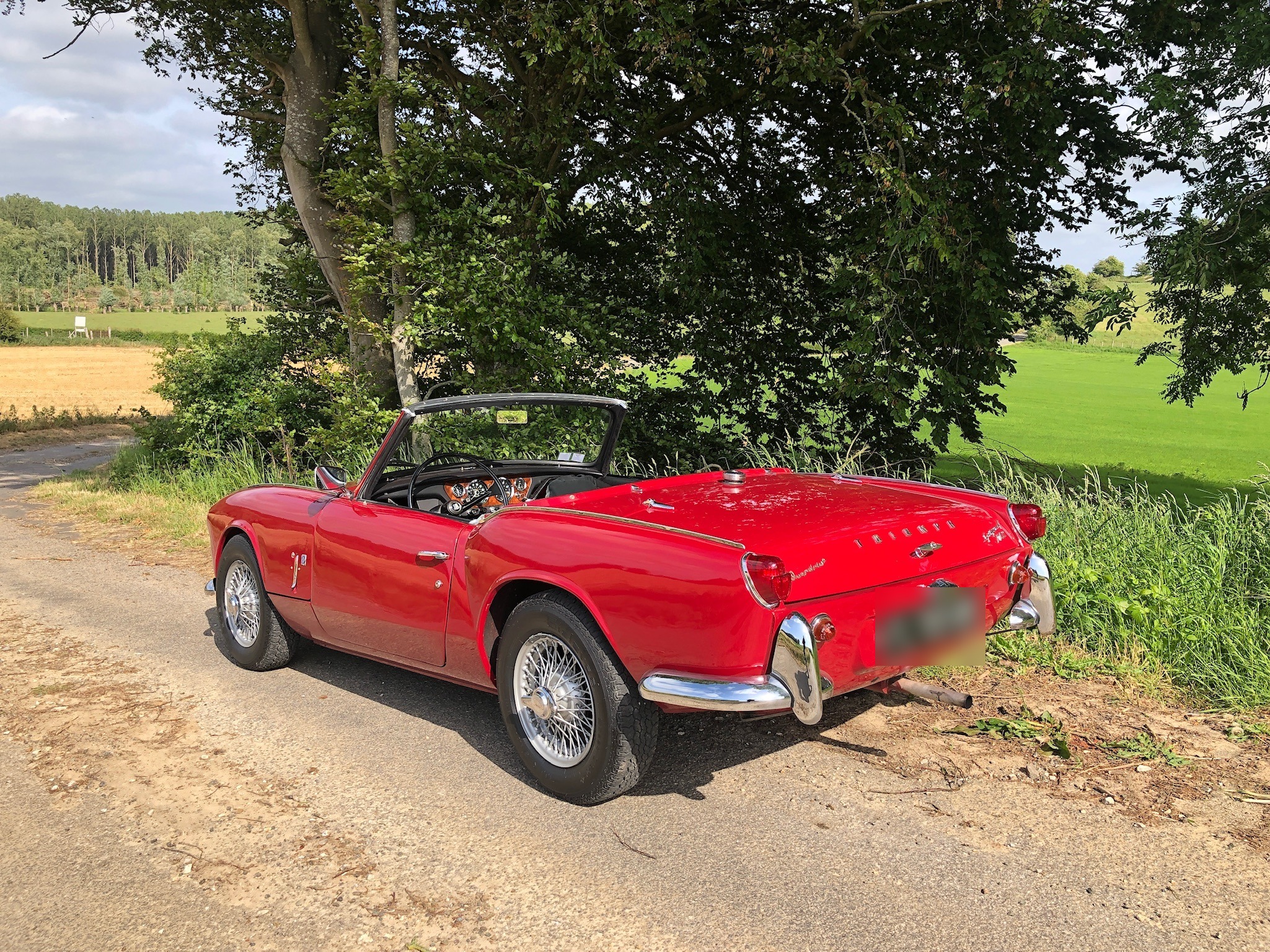 TRIUMPH SPITFIRE Mk2 cabriolet, 1967, rouge, overdrive, 103 517 km. Excellent état.