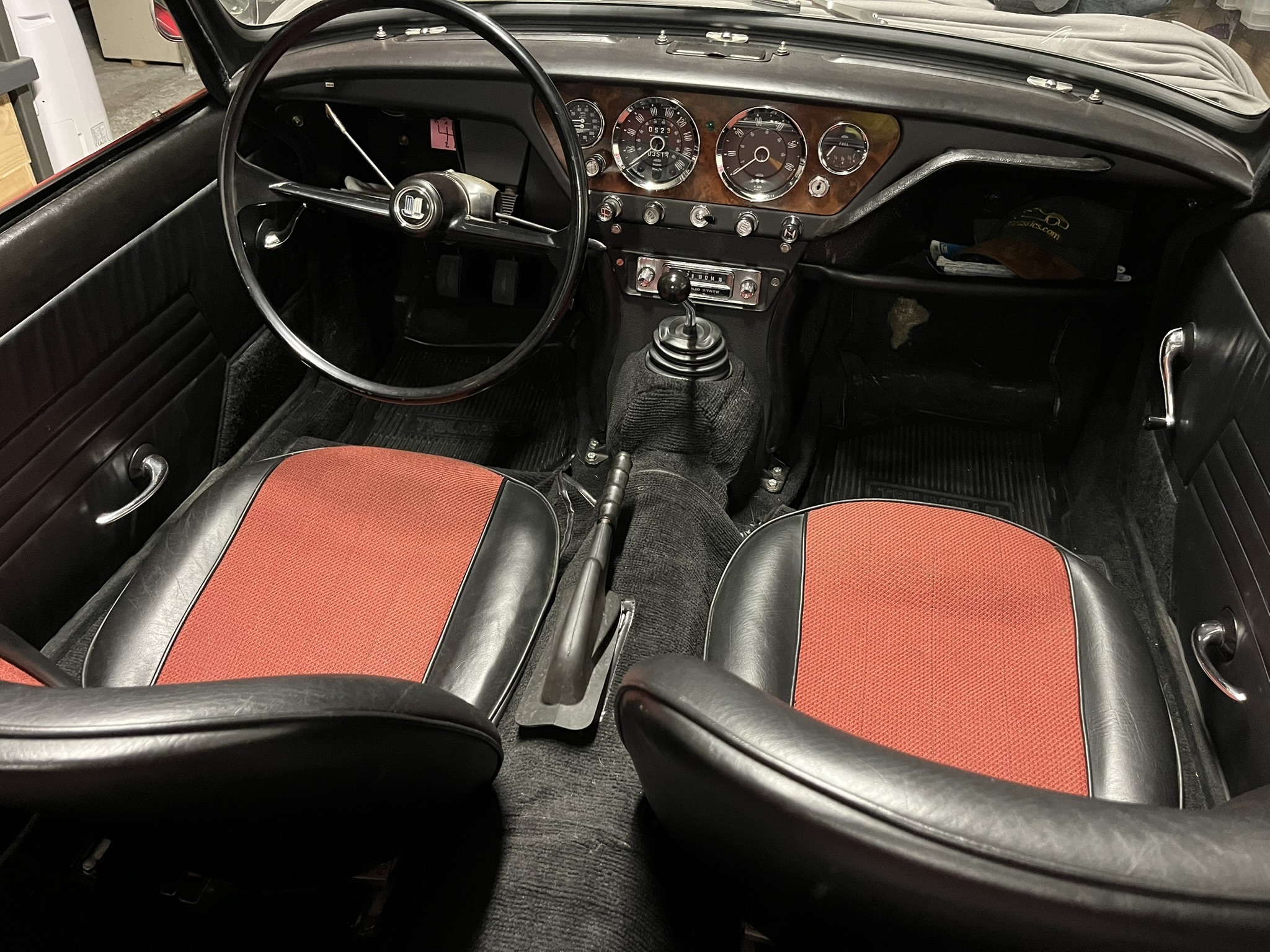 TRIUMPH SPITFIRE Mk2 cabriolet, 1967, rouge, overdrive, 103 517 km. Excellent état.
